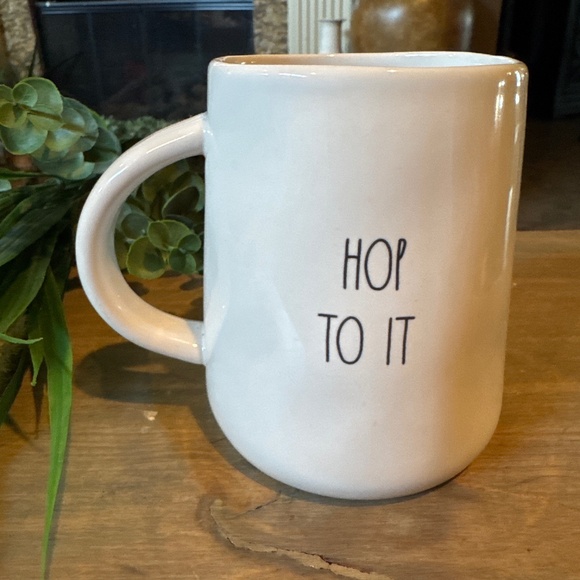 Rae Dunn Artisan Collection Easter “HOP TO IT” mug - New - Picture 3 of 6